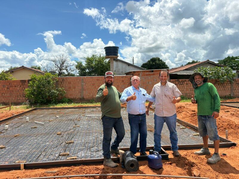 Imagem ilustrativa da matéria Obra de R$ 2 milhões em moradias populares avança com acompanhamento do prefeito Juvenal e vice Jorge em Figueirão